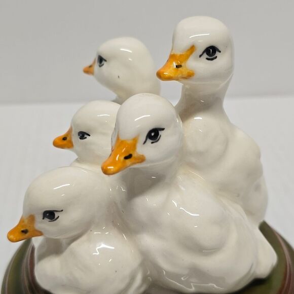 Vintage Ceramic baby ducks figurine Signed - Picture 3 of 9